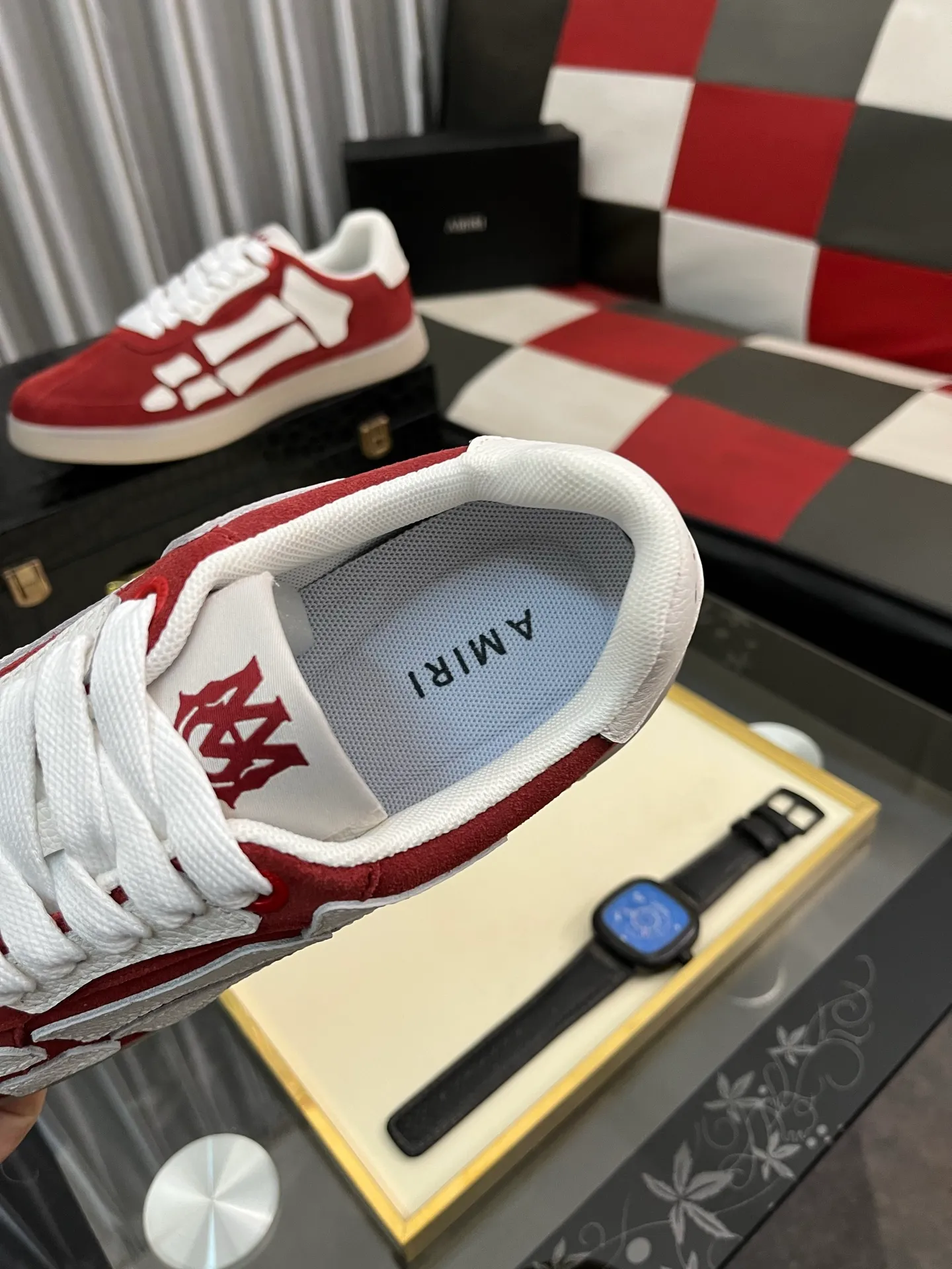 Men's shoes 💰420⌚️⌚️《AMIR*》New men's low-top casual sports sneakers bone shoes, another pair of irresistible bone shoes. Bone shoes are one of AMIRI's most popular items. They use first-layer cowhide uppers. The side bones are made of two cowhide laminations. They have a three-dimensional feel. The leather incisions are all oil-edged. Contrasting color design. Simple style. Fashionable sports. Customized metal LOGO nameplate to embellish shoelaces. Exclusive control of top version. Supports comparison. Breathable mesh lining Original rubber outsole A must-have item for daily leisure Suitable for various occasions Check it out if you are looking for high quality Super cool uppers Size: 38-445️⃣ Colors available